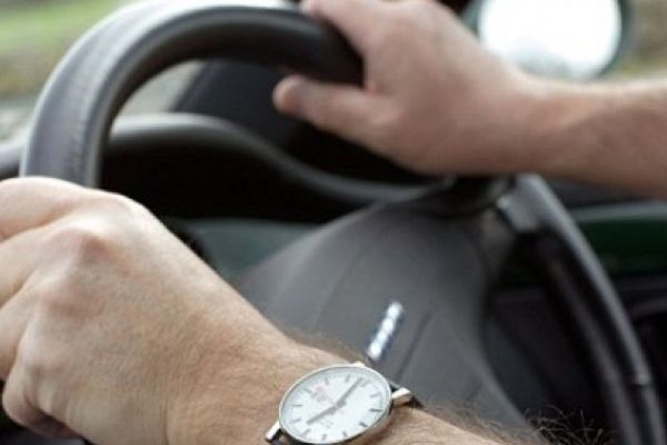 Un tânăr s-a urcat mort de beat la volan și a distrus o mașină și un gard