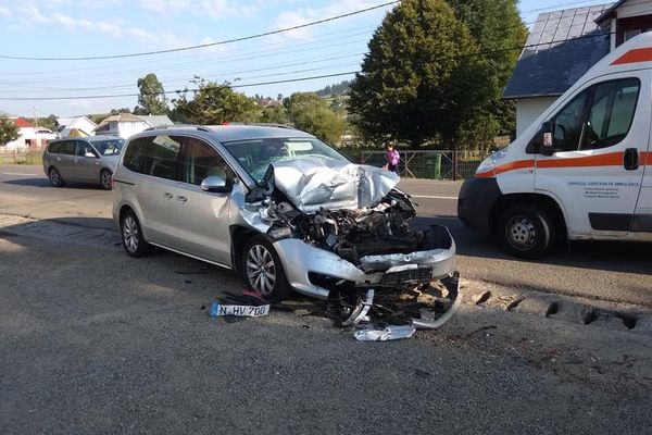 Dorna Candrenilor. Coliziune între un autoturism și o dubă FOTO