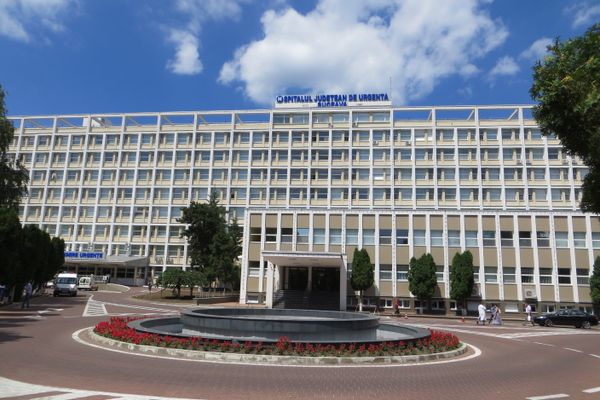 Accident șocant. O fețită de doi ani și-a amputat patru degete într-o mașină de tocat electrică