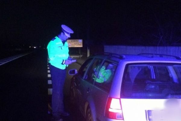 Adolescent de 16 ani din Iaslovăț, prins la volanul unui autoturism