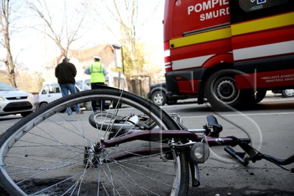 O șoferiță beată a intrat cu mașina într-o biciclistă