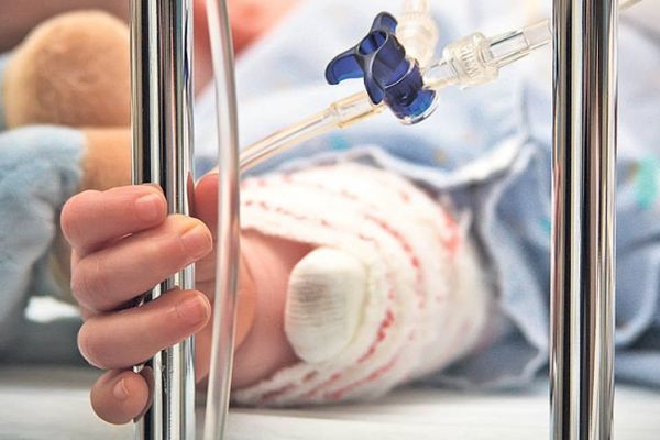 Fetiță de doi ani la spital după ce a băut diluant