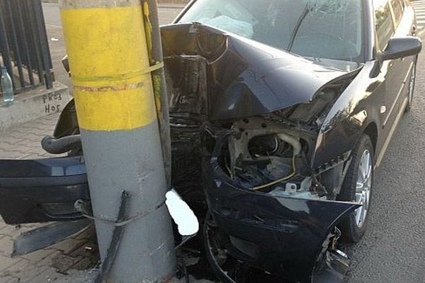 Un șofer a adormit la volan și s-a izbit cu mașina într-un stâlp de electricitate