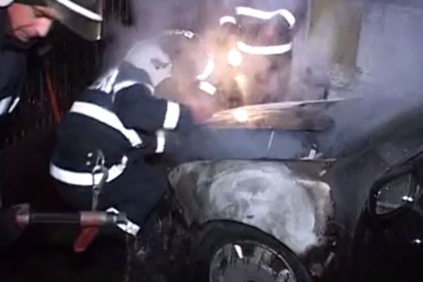 Zvoriștea.O mașină a luat foc după ce s-a răsturnat în șanț
