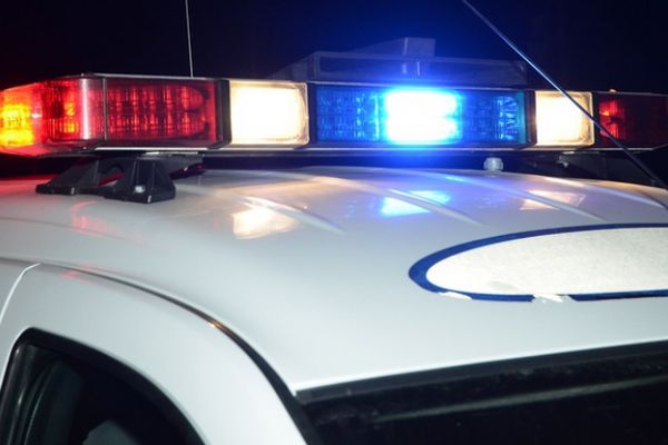 Beat și fără permis, un tânăr a furat mașina mamei sale și a ajuns în șant