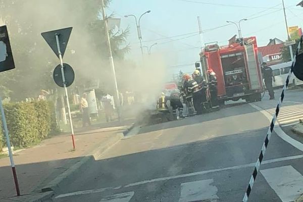 Un autoturism a luat foc în mers pe o stradă din municipiul Rădăuți FOTO