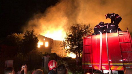 Gospodărie incendiată de autori necunoscuți, la Capu Câmpului
