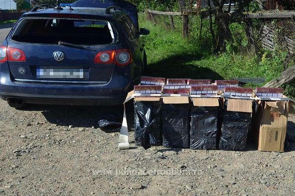 Straja. Un șofer a abandonat mașina cu care transporta țigări de contrabandă FOTO