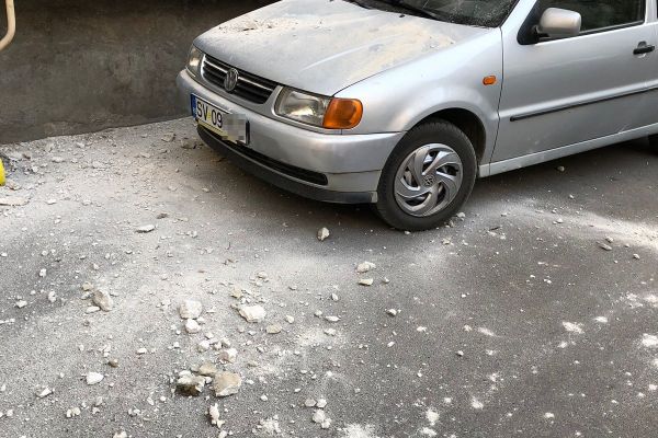 VIDEO Mașină avariată de tencuiala căzută de pe un bloc turn din Burdujeni