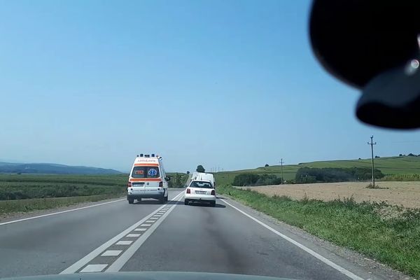 VIDEO Ambulanță fără sirenă și girofar, manevre periculoase în trafic