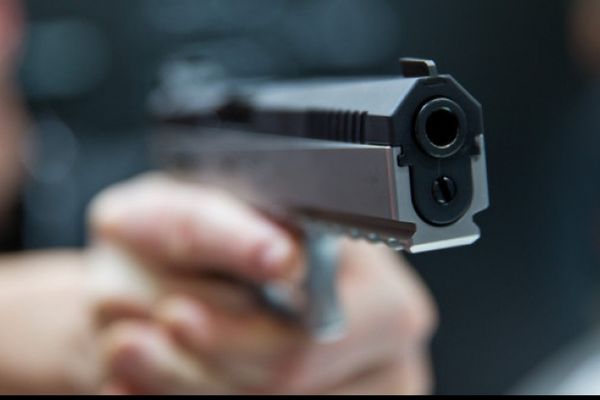 Focuri de armă după un contrabandist de țigări. Individul a abandonat mașina și a fugit