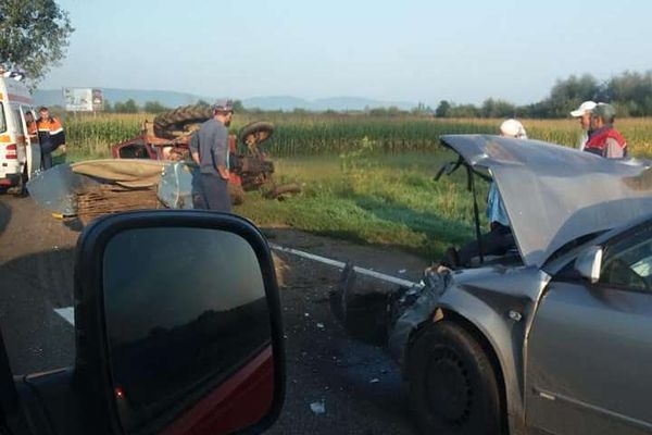 Coliziune între un tractor și un autoturism FOTO