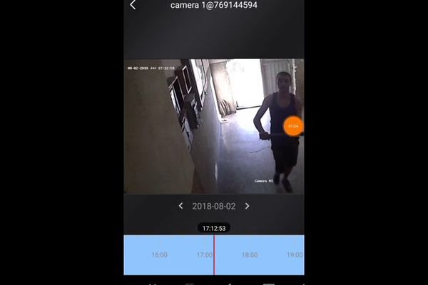 Indivizi filmați în timp ce distrug cu bâtele camerele video de supraveghere ale unui bloc VIDEO