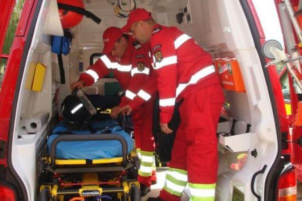 Un bărbat a ajuns în stare gravă la spital după ce căzut dintr-un cireș