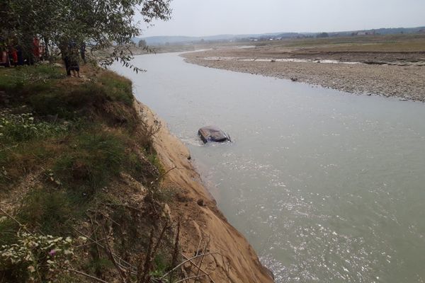 Un șofer a ajuns cu mașina în râul Suceava, la Milișăuți VIDEO