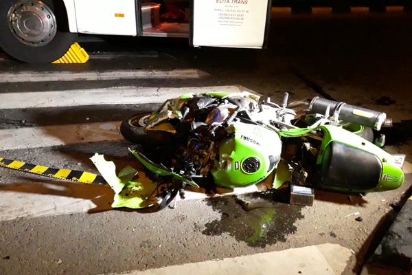 Accident grav în municipiul Suceava. Două persoane aflate pe o motocicletă și-au pierdut viața după coliziunea cu un autocar VIDEO