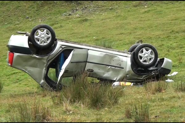 Două persoane au fost rănite după ce mașina în care se aflau s-a răsturnat pe un câmp, la Ilișești FOTO