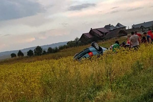 FOTO O mașină în care se aflau patru copii și mama lor s-a răsturnat la Milișăuți