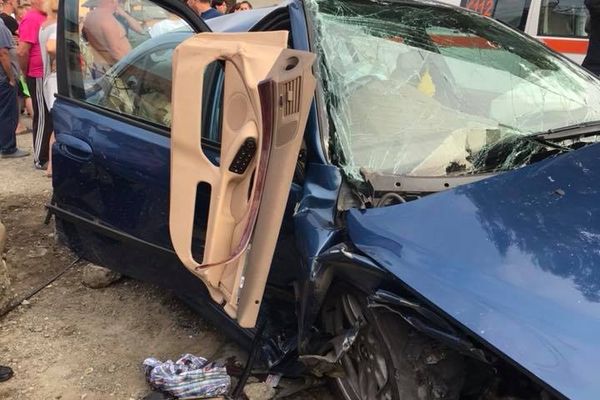 FOTO. Șofer încarcerat, după ce a intrat cu mașina într-un podeț