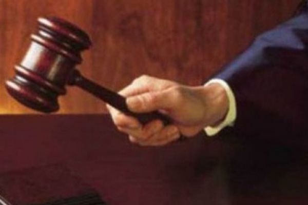 Individul din Dorna Arini, care a incendiat mașina soției, după care și-a bătut soacra, a fost arestat la domiciliu