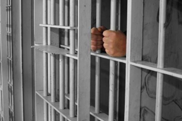 Un tânăr a fost arestat preventiv după ce a tâlhărit un taximetrist