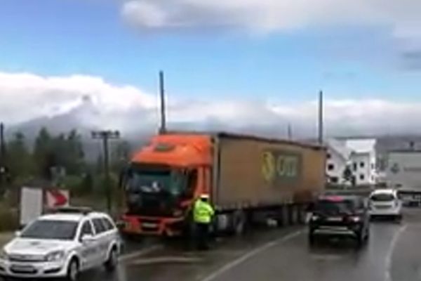 Două tiruri au intrat în coliziune pe DN 17, pe raza localității Poiana Stampei VIDEO