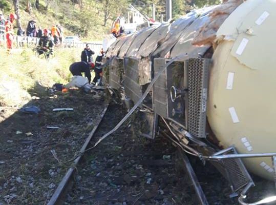 Autocisternă răsturnată pe calea ferată, la Iacobeni. Traficul feroviar este blocat FOTO