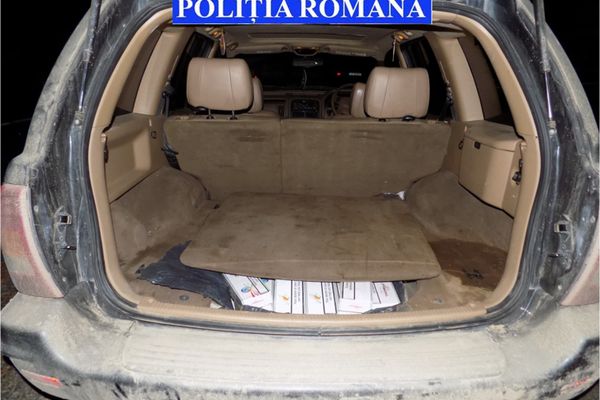 Doi tineri din Vatra Moldoviței au fost prinși în timp ce transportau țigări de contrabandă FOTO