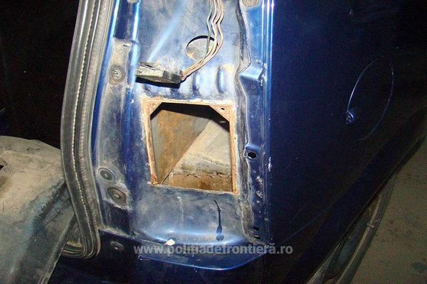 FOTO Țigări găsite ascunse în stopurile unei mașini, în Vama Siret