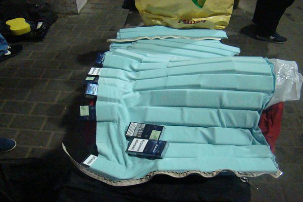 Ucrainean blindat cu țigări de contrabandă, depistat în Vama Siret