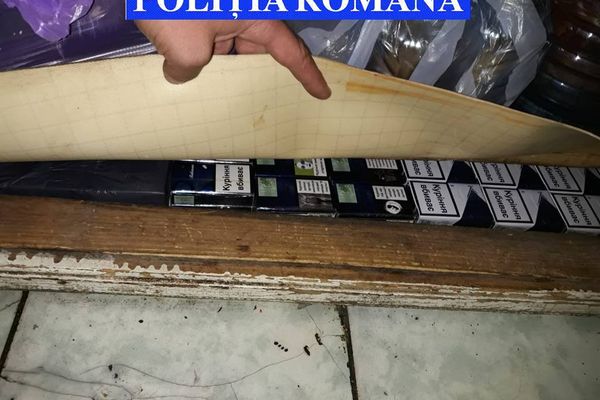 FOTO Țigări de contrabandă ascunse sub gresie și în tapițerii, în magazine din Suceava