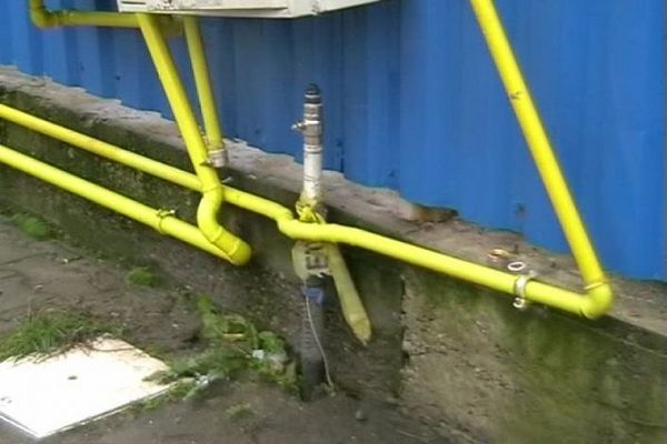 Un șofer beat s-a izbit cu mașina într-o țeavă de gaz și a fugit