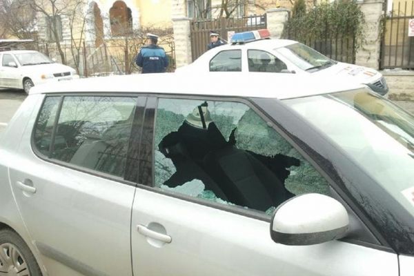 Un șofer a lasat mașina avariată într-un accident pe un câmp și a găsit-o spartă de hoți
