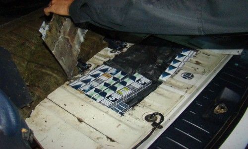 Țigări de contrabandă găsite de polițiștii de frontieră în podeaua unui autoturism, în P.T.F. Siret