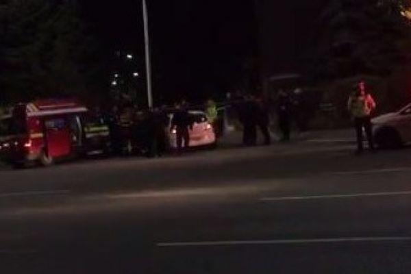 Un șofer beat a scăpat mașina de sub control, a intrat cu ea într-un gard după care într-un transformator electric