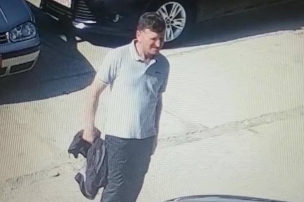 Bărbat filmat de camera de supraveghere în timp ce fură dintr-un autoturism VIDEO