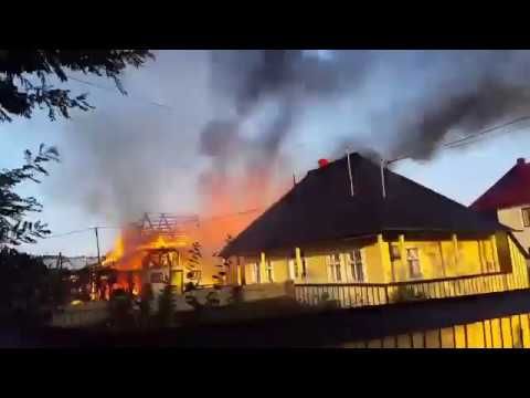 Incendiu violent într-o gospodărie din Marginea. O casă și mai multe anexe au fost cuprinse de flăcări VIDEO