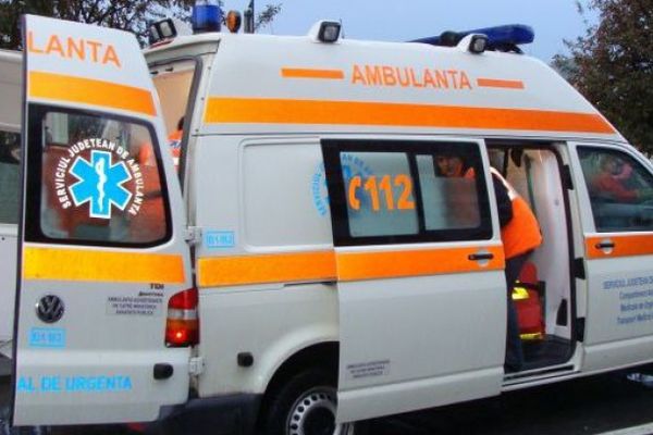 Un bărbat din Frasin a ajuns în stare gravă la spital, după ce a căzut de pe acoperișul unei case