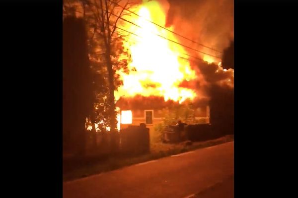 VIDEO Incendiu violent la casa cântăreței Laura Lavric