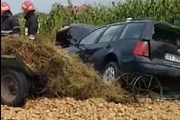 Doi copii au ajuns la spital după ce un autoturism a izbit căruța în care se aflau FOTO