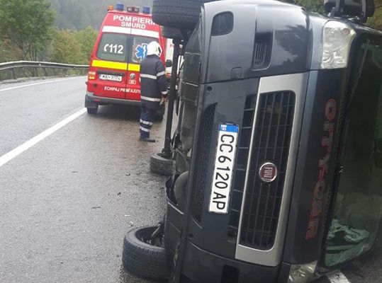 FOTO.Un microbuz cu nouă persoane s-a răsturnat pe raza localității Argestru