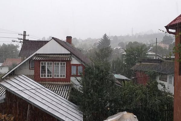 Ninsoare în plină toamnă în zona de munte a județului Suceava VIDEO