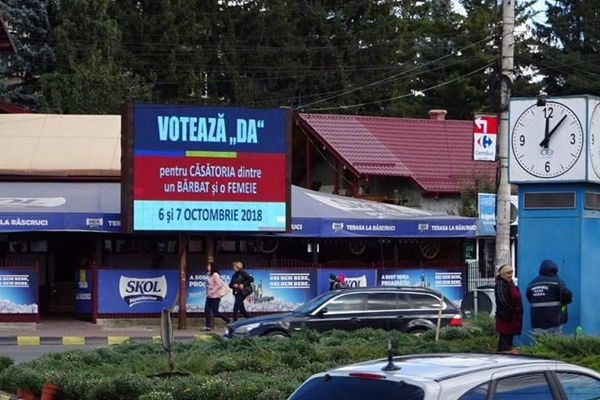 FOTO Mesaje pro-referendum pe panourile publicitare din Suceava