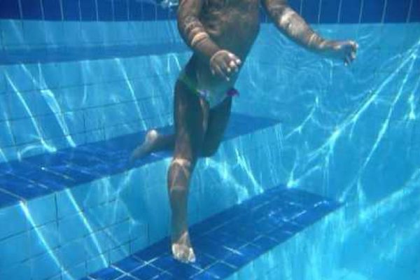 Un copil de zece ani, la un pas de înec, în timp ce se juca nesupravegheat în piscină