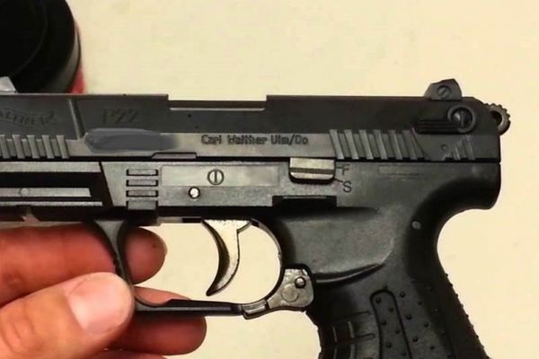 Bărbat prins cu un pistol asupra sa, după ce a fost lovit de o mașină