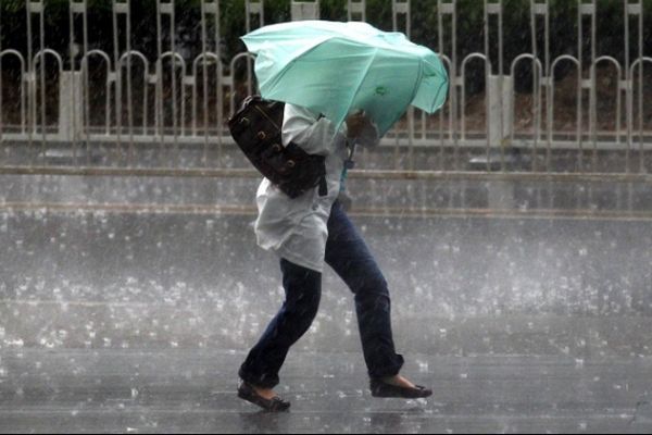 Informare meteo de ploi, vânt și descărcări electrice