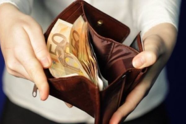 Un șofer a provocat un accident după ce a frânat brusc pentru a lua de pe stradă un portmoneu și un telefon