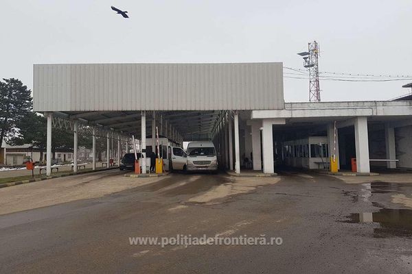 Haine contrafăcute în valoare de 50.000 de lei, confiscate în P.T.F. Siret