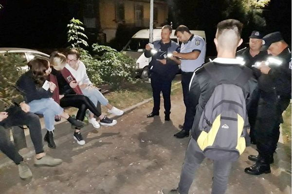 130 de persoane legitimate de polițiștii noaptea în parcurile și locurile de joacă din Suceava