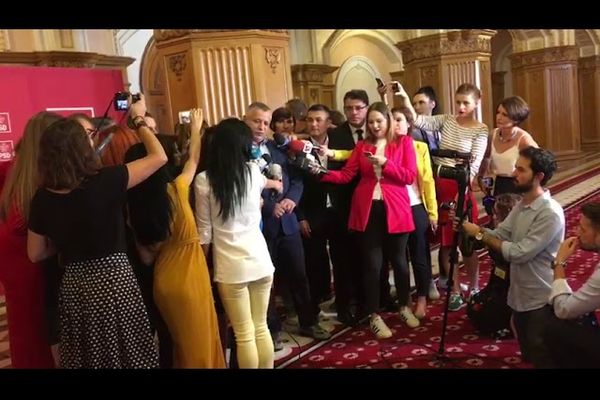 Trei persoane și-au pierdut viața după ce mașina în care se aflau s-a izbit violent de un stâlp și un copac, după care s-a răsturnat VIDEO